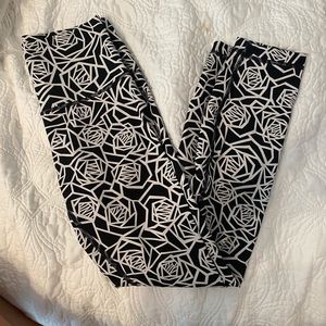 Black and white patterned lululemon leggings